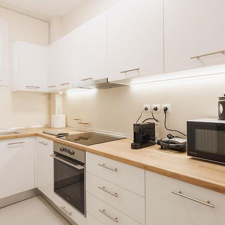 Fully Renovated Luxurious Semi-Basement Studio เอเธนส์ ภายนอก รูปภาพ