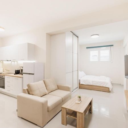 Fully Renovated Luxurious Semi-Basement Studio เอเธนส์ ภายนอก รูปภาพ