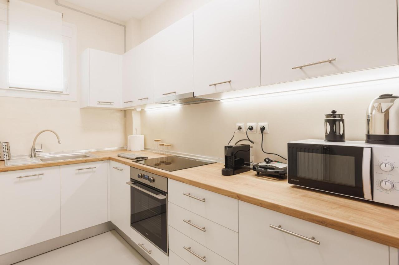 Fully Renovated Luxurious Semi-Basement Studio เอเธนส์ ภายนอก รูปภาพ