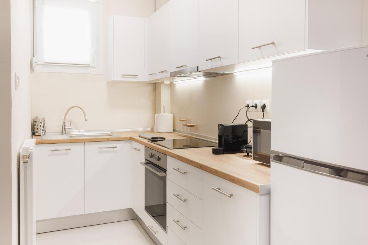 Fully Renovated Luxurious Semi-Basement Studio เอเธนส์ ภายนอก รูปภาพ