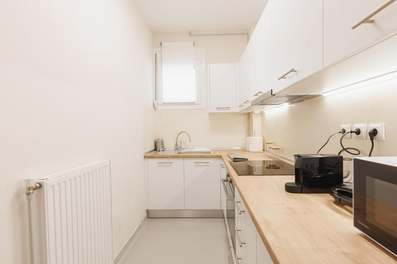 Fully Renovated Luxurious Semi-Basement Studio เอเธนส์ ภายนอก รูปภาพ